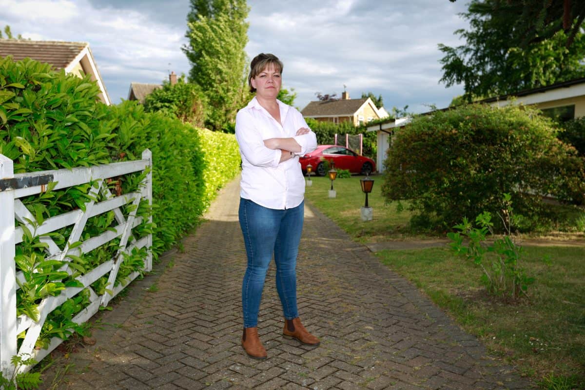 Lara Acutt, 37, has been locked in a four year dispute with her neighbour (Picture: SWNS)Read more: https://metro.co.uk/2019/05/29/neighbour-filmed-dumping-massive-pile-clippings-driveway-four-year-feud-9728103/?ito=cbshareTwitter: https://twitter.com/MetroUK | Facebook: https://www.facebook.com/MetroUK/