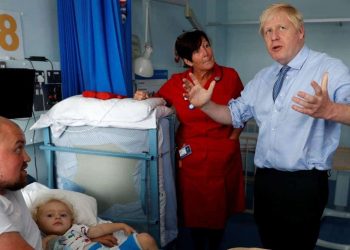 Boris Johnson visits a hospital to talk about vaccines