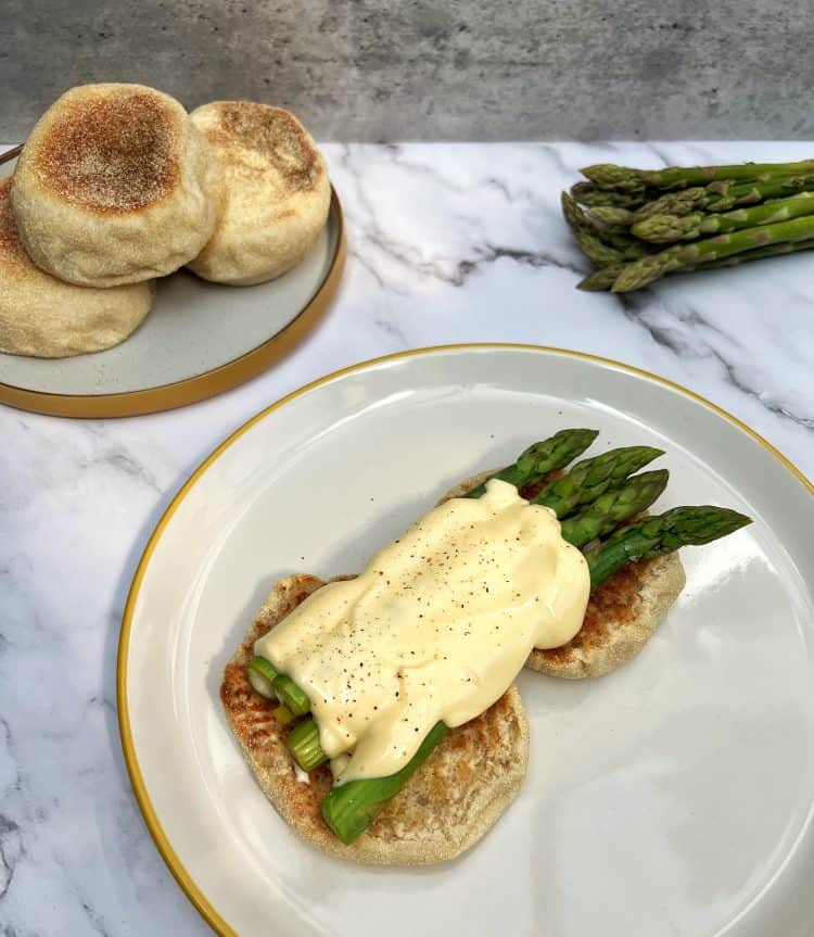 English muffins with asparagus and hollandaise